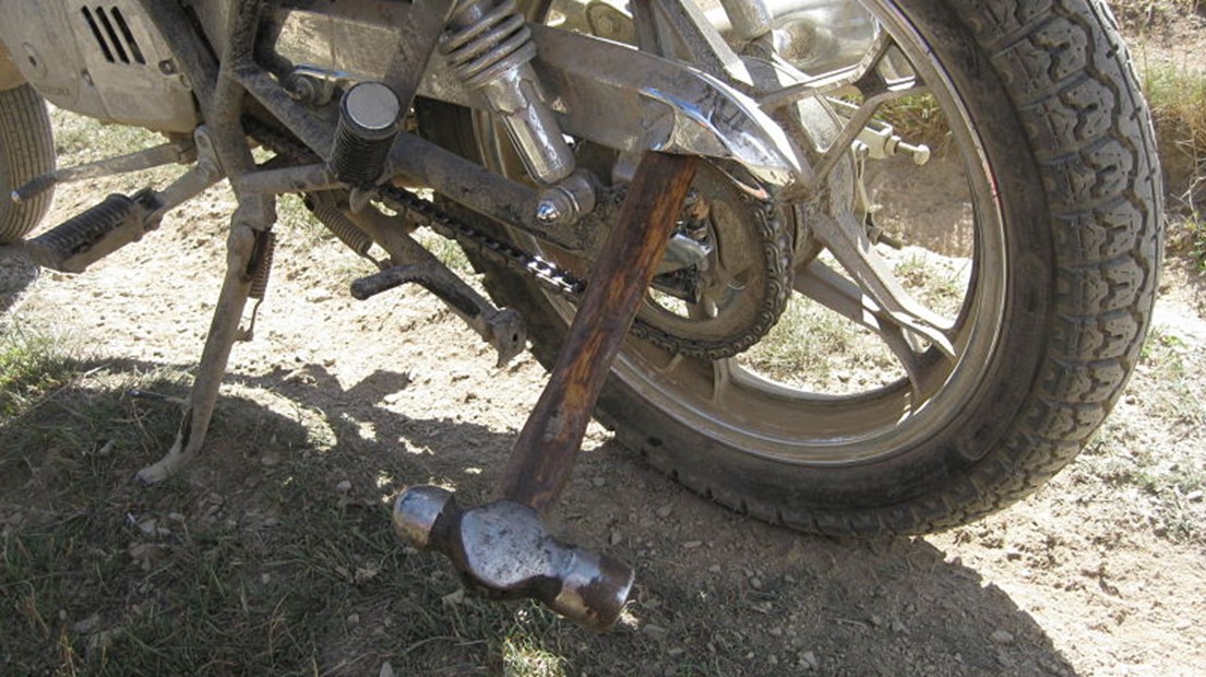 Hammer stuck in chain cover – duh